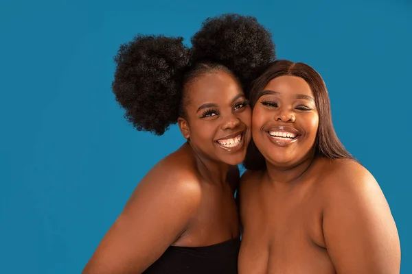 Two Beautiful Afro Women Posing Together Smiling Looking Camera Lot — Foto de Stock