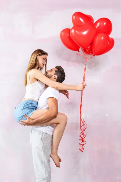 Saint Valentines Day Beautiful Couple Love Hugging Pink Studio Background — Stockfoto
