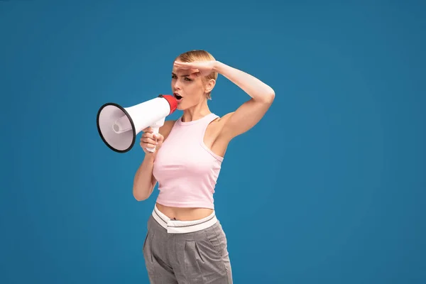 Mulher Com Penteado Curto Loiro Segurando Megafone Gritando Com Raiva — Fotografia de Stock