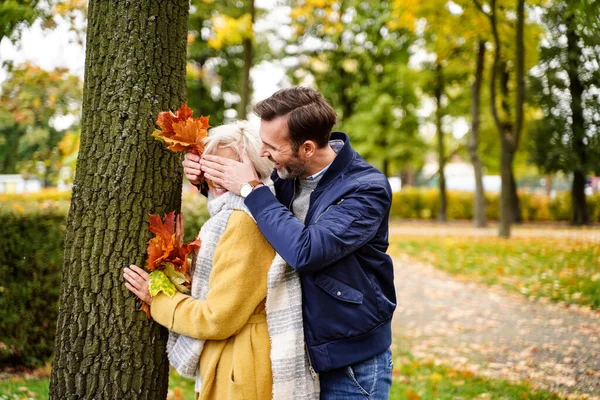 Happy Couple Vermaakt Zich Samen Outdoor Het Gouden Herfstpark Verliefde — Stockfoto