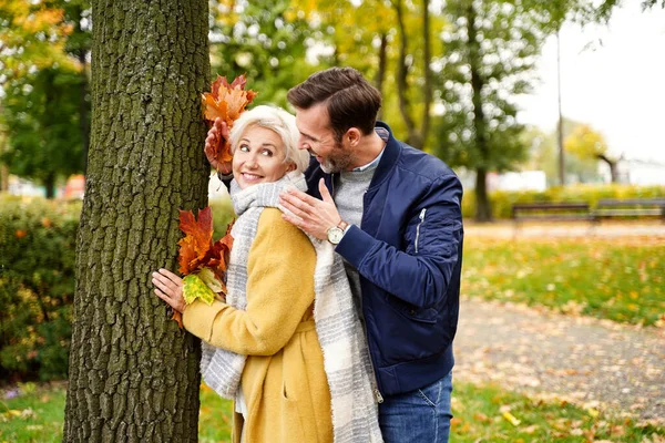 Happy Couple Baví Spolu Venkovní Zlatém Podzimním Parku Dívá Eachother — Stock fotografie