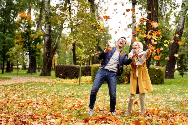 Glad Gift Par Kul Tillsammans Utomhus Den Gyllene Höstparken Kasta — Stockfoto