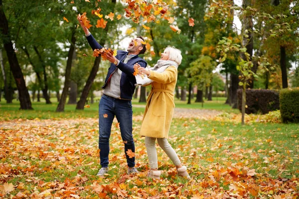 Mutlu Evli Çift Altın Sonbahar Parkında Birlikte Eğleniyor Yaprakları Atıyor — Stok fotoğraf