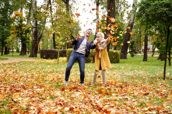 快乐的夫妻在金秋公园里 在户外嬉笑着 一起玩乐 妻子和丈夫恋爱了真实的人的情感概念 — 图库照片