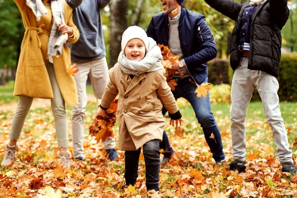 소년은 파크에서 재미를 나뭇잎을 던지고 웃는다 야외에서 여가를 보내는 시간이다 — 스톡 사진