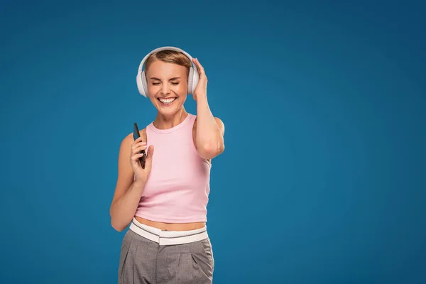 Chica Feliz Usando Teléfono Móvil Escuchando Música Con Auriculares Cantando — Foto de Stock