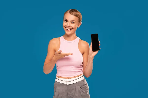Glücklich Positiv Lächelnde Junge Frau Zeigt Handy Display Posiert Auf — Stockfoto