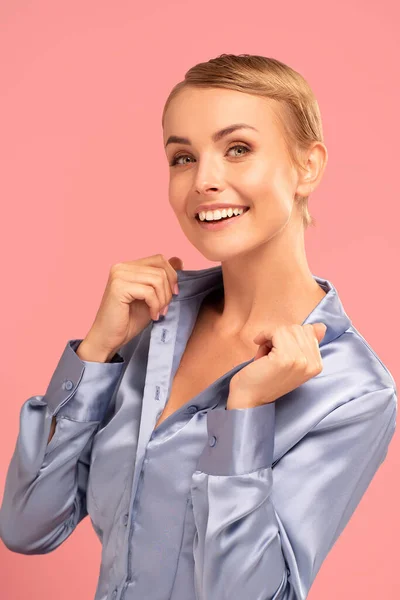 Retrato Mujer Positiva Con Pelo Corto Rubio Ojos Felices Sonrisa — Foto de Stock