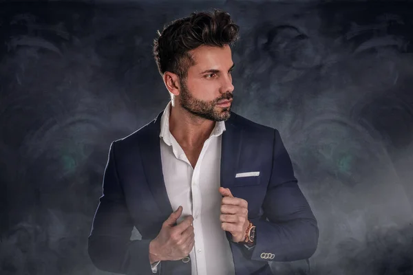 Knappe Zelfverzekerde Elegante Man Poserend Modieus Pak Luxe Handhorloge Mannelijk — Stockfoto