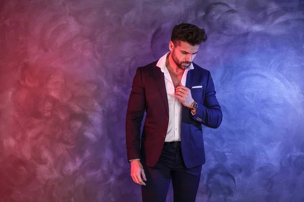 Handsome Confident Elegant Man Posing Fashionable Suit Wearing Luxury Hand — Stock Photo, Image