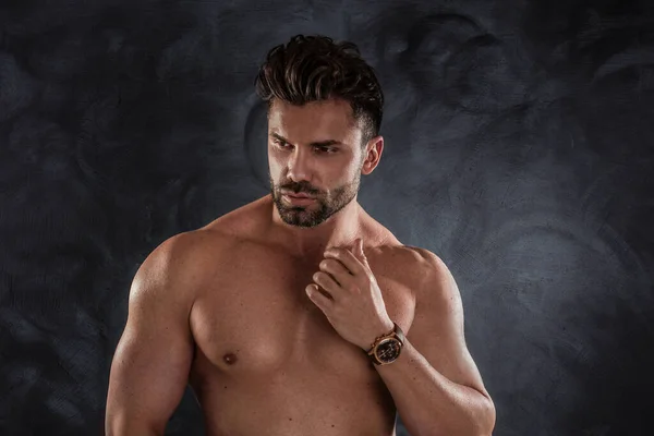 근육질의 남자가 어두운 배경에 셔츠를 포즈를 취한다 수염을 잘생긴 스튜디오 — 스톡 사진