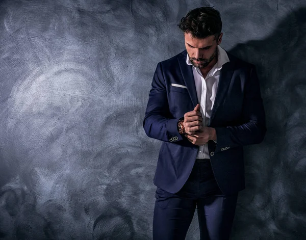 Bonito Confiante Homem Elegante Posando Terno Elegante Vestindo Relógio Mão — Fotografia de Stock