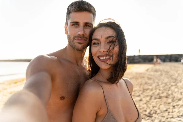 浪漫的年轻夫妇享受暑假 蜜月期间 快乐的丈夫和美丽的妻子在海滩共度时光 笑得开心的人真正的生活方式 — 图库照片