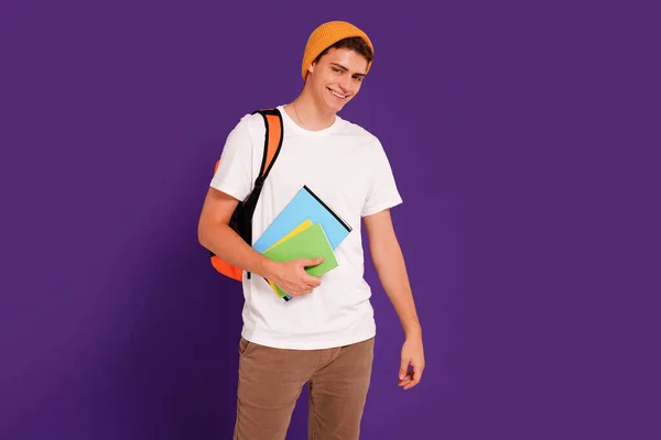 Photo Young Fashionable Student Guy Cap Backpack Smiling Camera Holding — Stock Photo, Image