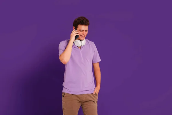 Портрет Красивого Мальчика Повседневной Одежде Позирующего Фоне Фиолетовой Студии Разговаривающего — стоковое фото