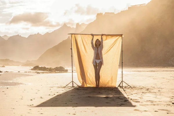 Hermosa Mujer Con Cuerpo Perfecto Posando Playa Increíble Durante Puesta —  Fotos de Stock