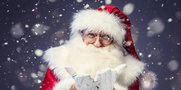 Portret Prawdziwego Świętego Mikołaja Długą Brodą Okularach Patrzącego Kamerę Pozującego — Zdjęcie stockowe