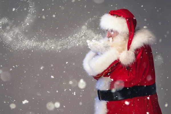 Magische Foto Van Echte Kerstman Die Sneeuw Waait Vrolijk Kerstfeest — Stockfoto
