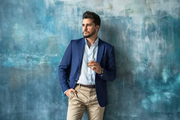 Joven Hombre Negocios Guapo Posando Ropa Elegante Moda Sosteniendo Vaso — Foto de Stock