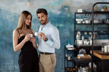 Yakışıklı mutlu çift sabahları mutfakta kahve içerler. Romantik ilişki.