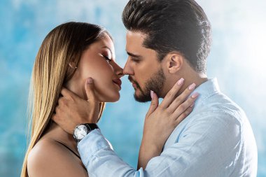 Romantik bir çiftin o tarihte öpüştüğü yakın plan bir resim. Sevgililer Günü. Aşk konsepti. Gerçek insanların duyguları.. 