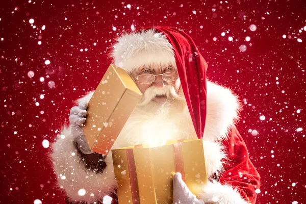 Retrato Santa Claus Real Con Regalo Oro Mágico Sus Manos —  Fotos de Stock