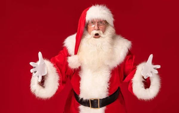Foto Santa Claus Real Feliz Anunciando Gran Venta Navidad Fondo —  Fotos de Stock