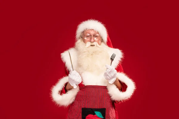Скоро Рождество Настоящий Санта Клаус Держит Вилку Нож Смотрит Камеру — стоковое фото