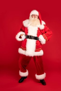 Mutlu Noeller ve mutlu yıllar! Kameraya bakan beyaz sakallı neşeli Noel Baba 'nın tam boy fotoğrafı. Xmas indirimi, indirim kavramı
