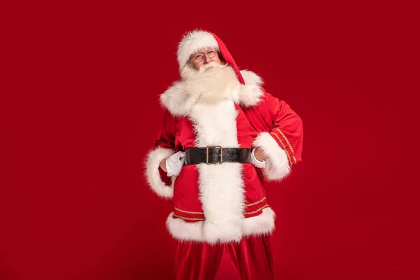 Gelukkige Bebaarde Kerstman Glimlachend Naar Camera Poserend Rode Studio Achtergrond — Stockfoto