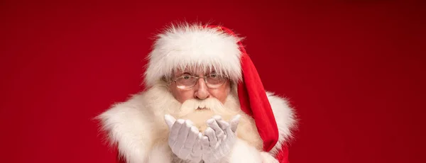 真实圣诞老人的画像 长胡子 戴着眼镜 看着相机 在红色的摄影棚背景上摆姿势 圣诞节快到了 圣诞节时间 — 图库照片