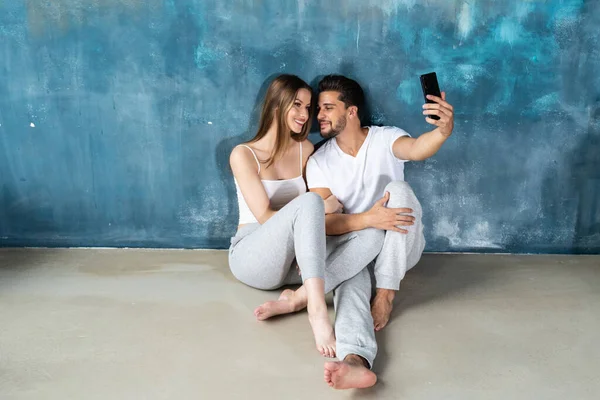 Vackra Par Avkopplande Bilder För Sociala Medier Smartphone Multietniskt Par — Stockfoto