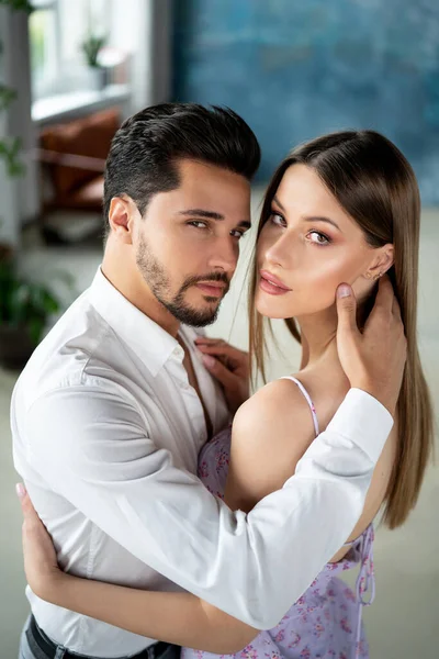 Foto Pareja Hermosa Elegante Hombre Guapo Posando Con Una Mujer — Foto de Stock