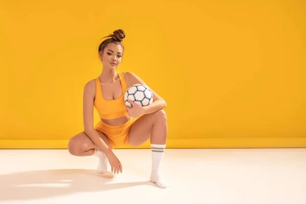 Çekici Esmer Bayan Şık Spor Kıyafetleri Çoraplarıyla Futbol Topuyla Poz — Stok fotoğraf