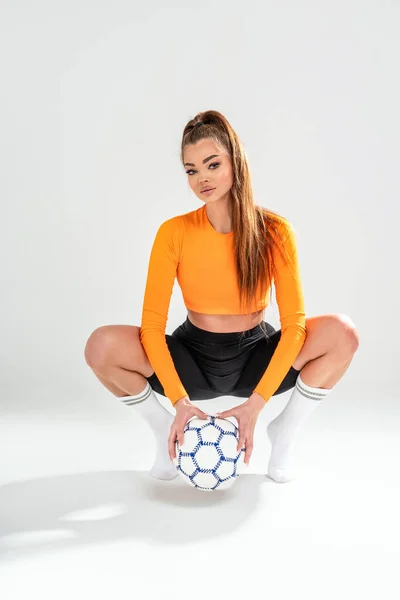 Spor Giyim Mağazasında Elinde Futbol Topu Olan Şık Esmer Kız — Stok fotoğraf