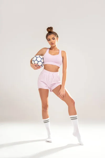 Güzel Esmer Kız Şık Spor Kıyafetleriyle Elinde Futbol Topu Kameraya — Stok fotoğraf