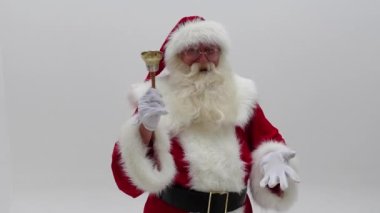 Açık gri stüdyo arka planında gerçek Noel Baba. Xmas zamanı. Noel titreşimleri.