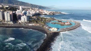 Puerto de la Cruz, Tenerife, İspanya 'nın hava manzarası. Atlantik Okyanusu.