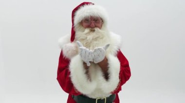 Açık gri stüdyo arka planında gerçek Noel Baba. Xmas zamanı. Noel titreşimleri.