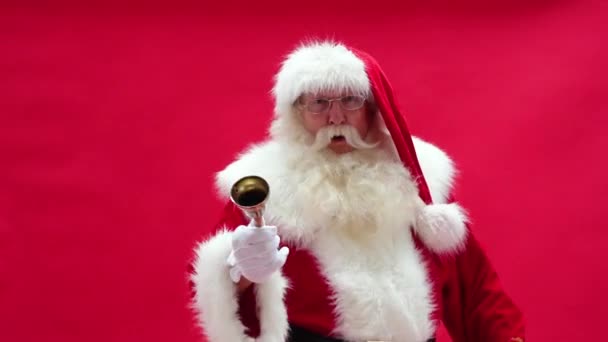 Feliz Papai Noel Tocando Sino Dourado Fundo Estúdio Vermelho Hora — Vídeo de Stock