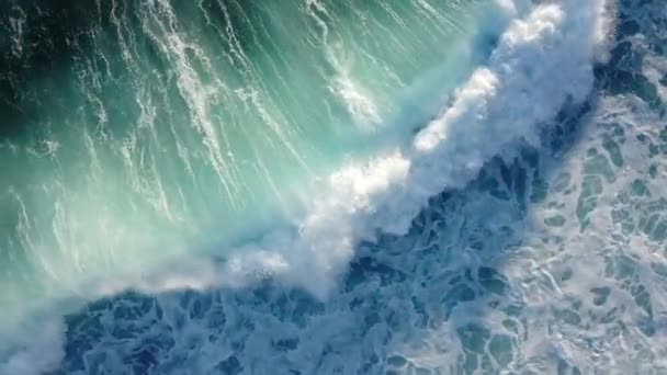 Luftaufnahme Weißer Großer Wellen Auf Dem Atlantik — Stockvideo
