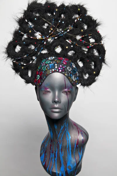 Dekoratif şapkalar ile boyalı manken kız — Stok fotoğraf