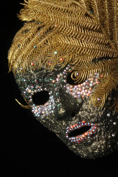 Bella maschera decorativa con piume e gemme — Foto Stock