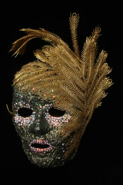 Hermosa máscara decorativa con plumas y gemas — Foto de Stock