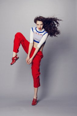 güzel kız stüdyoda poz