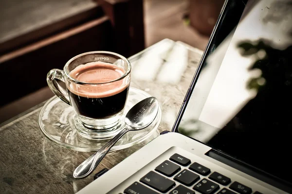 Tasse à café et ordinateur portable pour les entreprises. — Photo