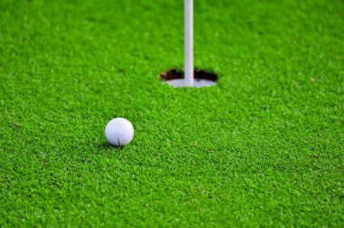 beyaz golf topu deliğe yakın