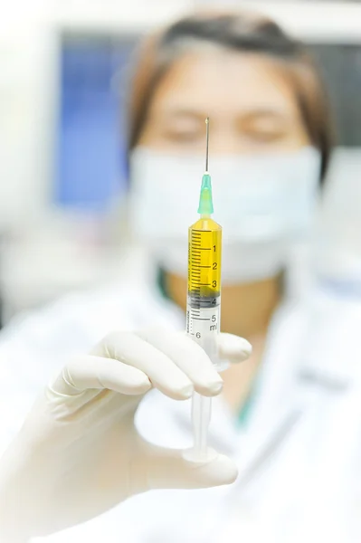 Cuidados de saúde e medicamentos: médico que utiliza uma seringa — Fotografia de Stock