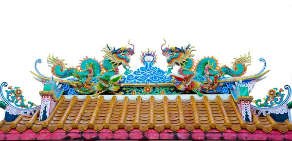 Twin dragon statues in Chinese style on top of general temple ro — Stock Photo, Image