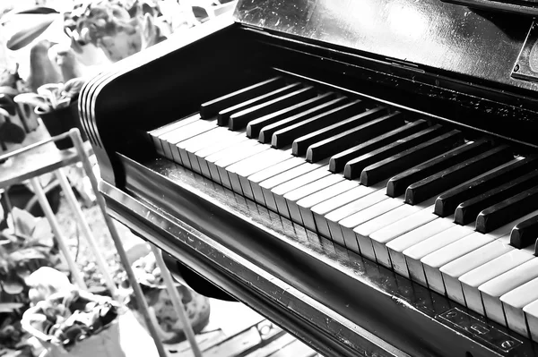 Black and white piano — Stock Photo, Image